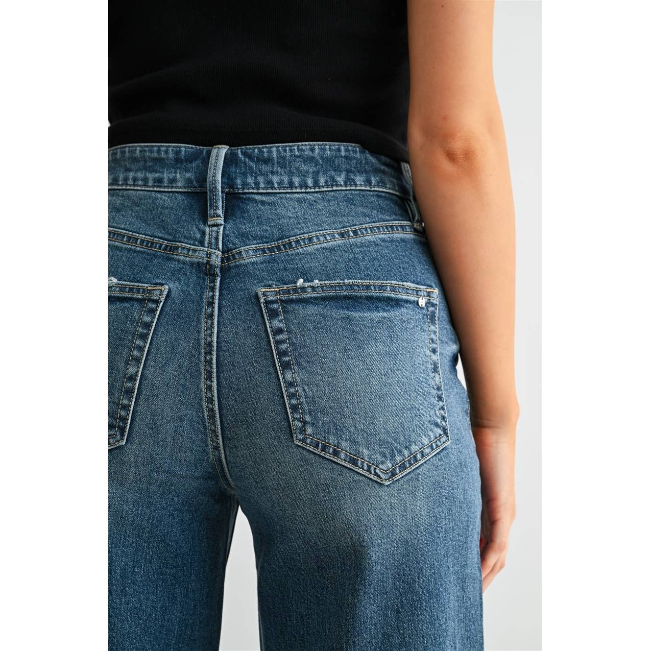 HIGH-RISE STRAIGHT ANKLE TAPERED LOOSE FIT