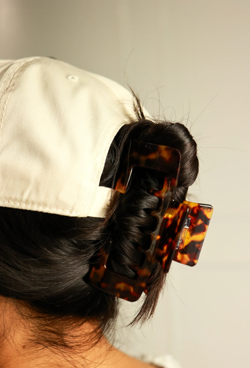 TRUCKER HAT CLAW CLIP